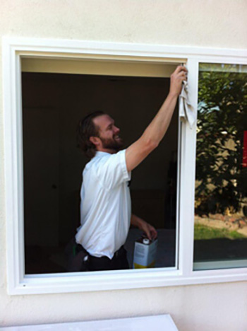 cleaning-window-frame